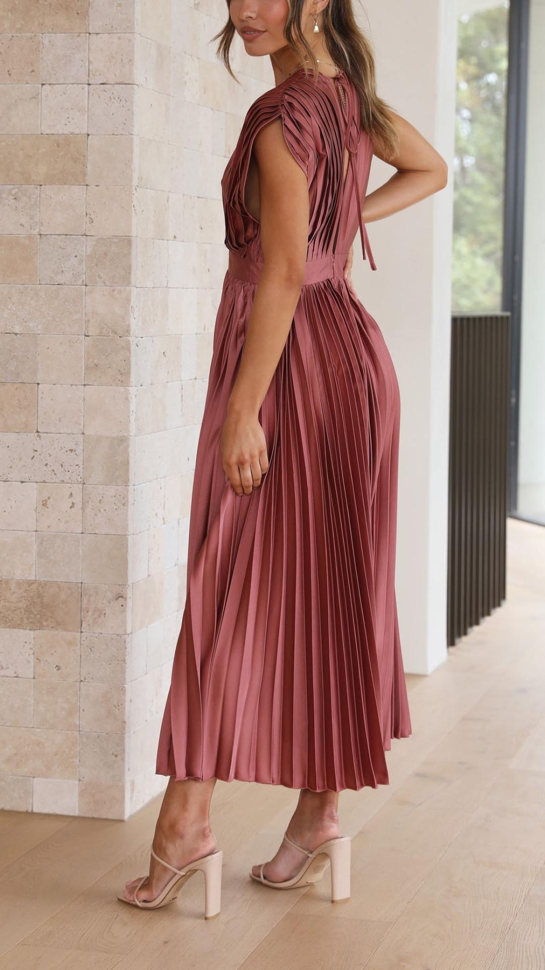 Elegant Maxi Dress | Flattering Pleated Design 3